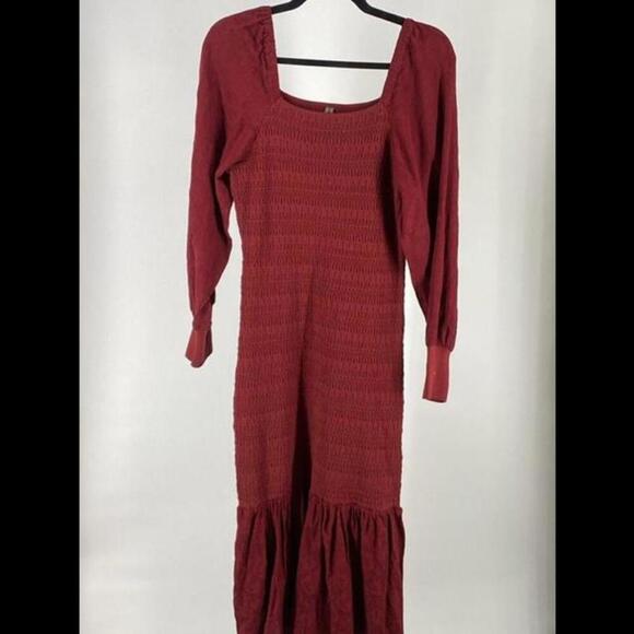 Chic Smocked Midi Dress - Perfect for Any Occasion - Picture 5 of 7